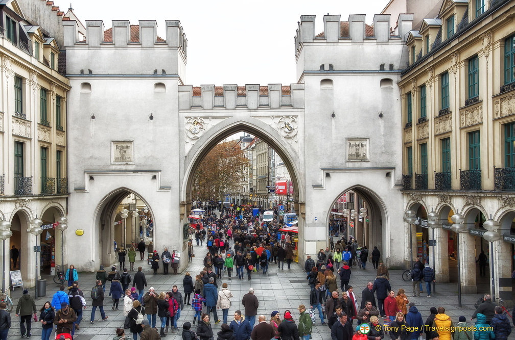 Karlstor at the western end of Neuhauserstrasse (1985 visites) Karlstor is one of Munich's famous city wall from the medieval ages till late into the 18th century Karlstor at the western end of Neuhauserstrasse
